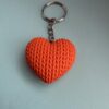 sleutelhanger van een gebreid hart kleur mandarijn