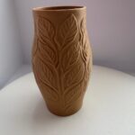 Dekorative Vase mit Blattmotiv