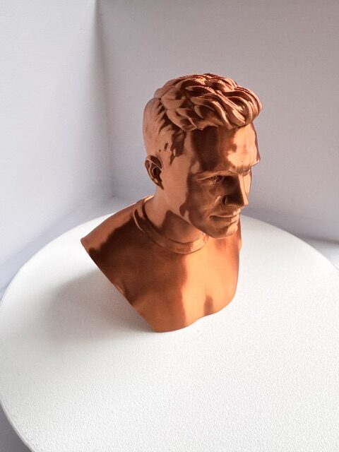 Geprint 3D-borstbeeld in koperkleur, zijaanzicht