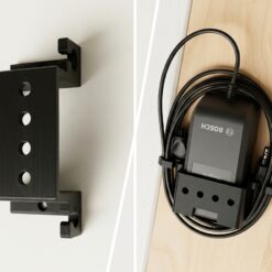 Schwarzer Bosch-Wandladegeräthalter mit Bosch Charger 4A und Spiralkabel im Inneren